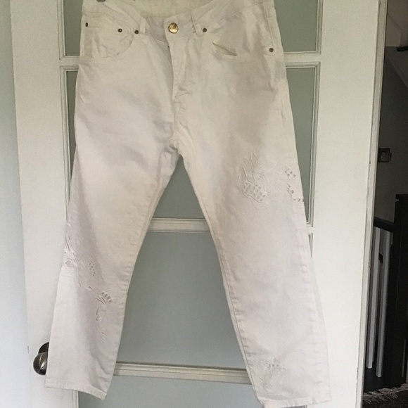 Embroidery Capri - Picture 1 of 5